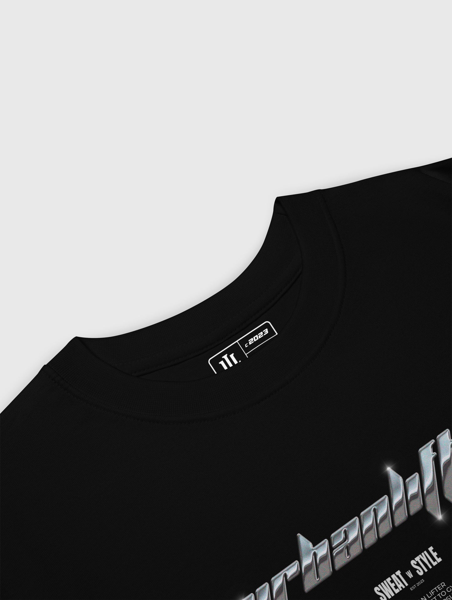 Street-style black oversized tee for gym and everyday wear – relaxed and trendy.