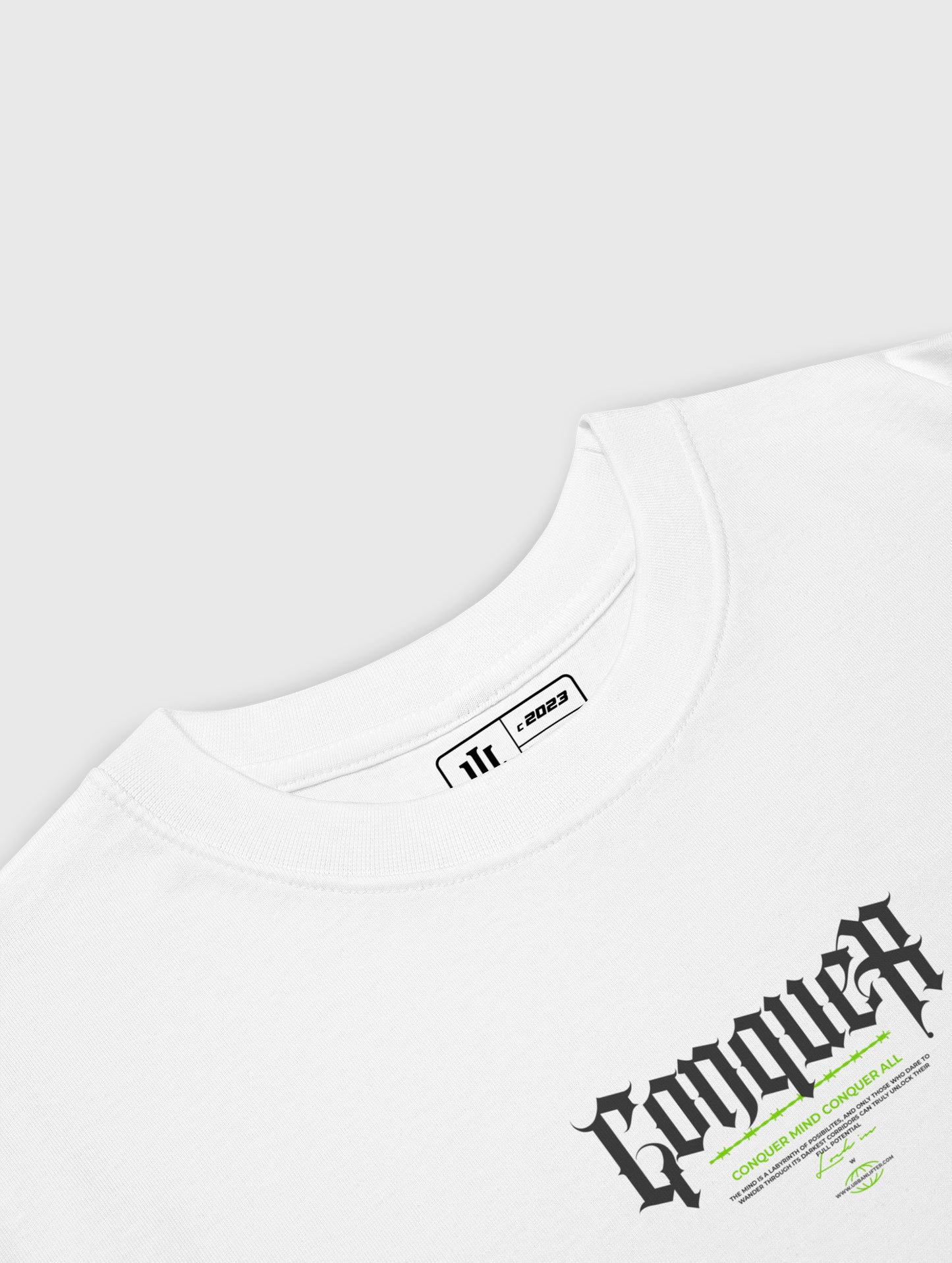 Men’s white oversized pump cover – classic gym and streetwear essential.
