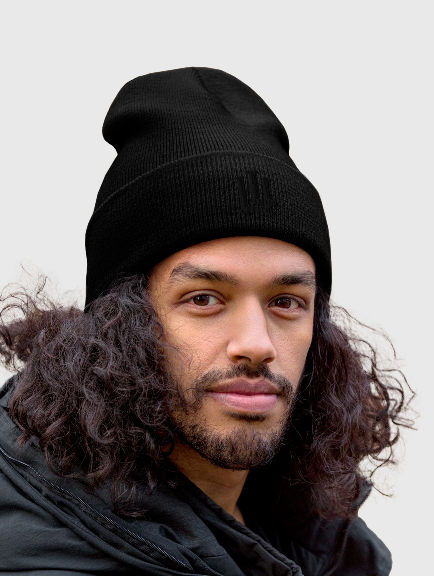 Black athletic beanie – breathable and lightweight for training sessions